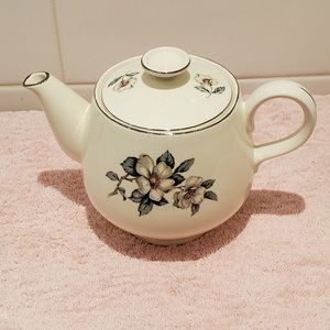Dogwood Teapot with Lid